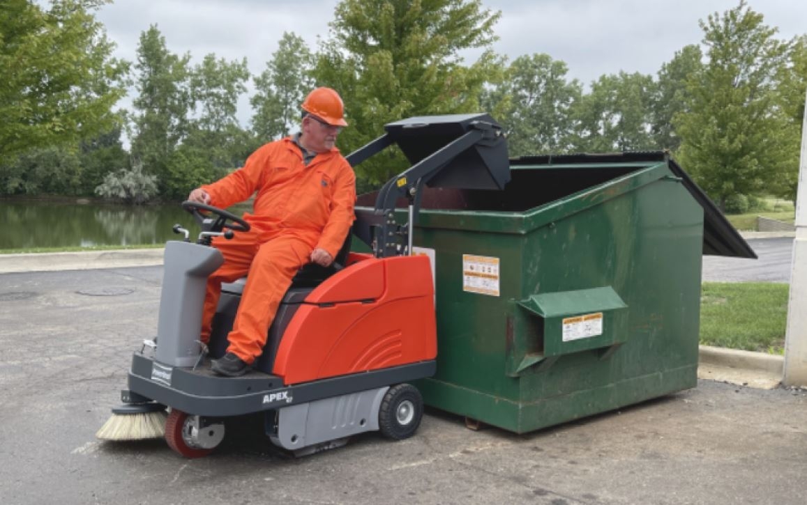 With a 90-90 turning radius, the Apex 47 is extremely maneuverable as a result of the directly steered front wheel drive. It is easy to operate even in the narrowest of aisles.