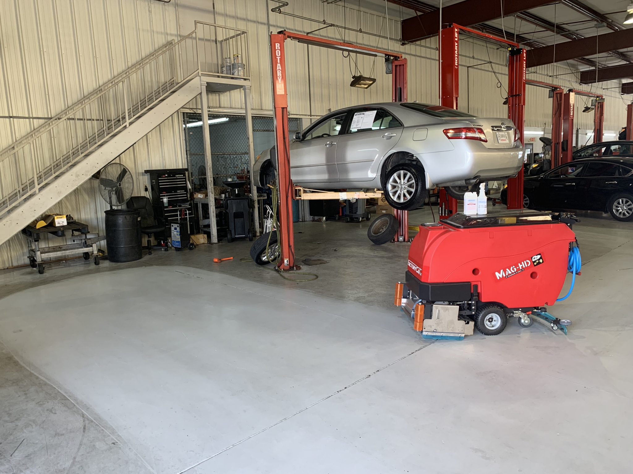 With it's high-capacity solution and recovery tanks and battery pack options, the Mag-HD offers extended scrub times and covers a lot of square footage per hour.
